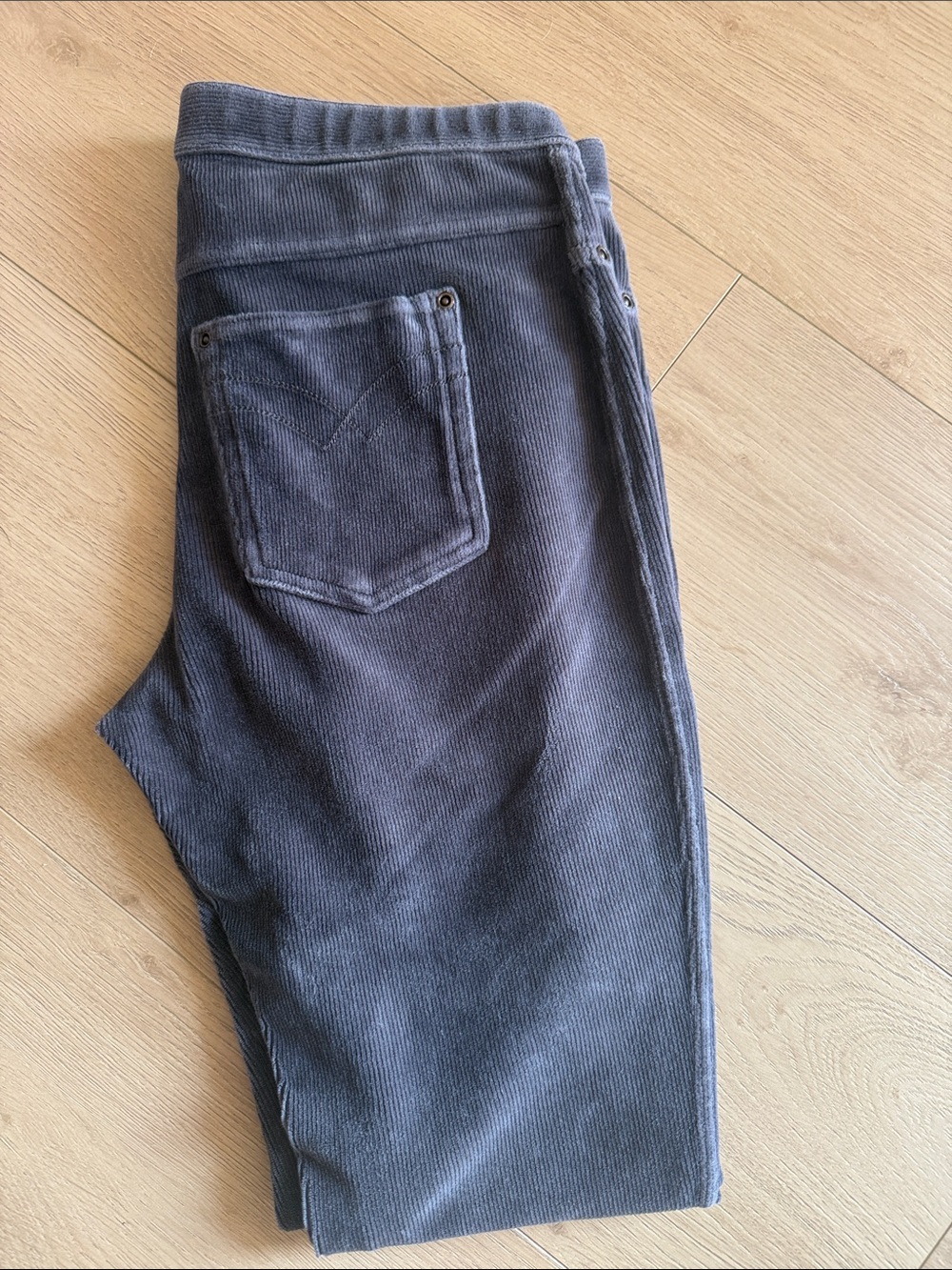 HUE Women’s Corduroy Jeggings in Charcoal